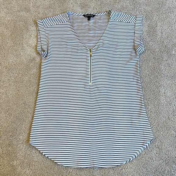 Express Tops - Express V-Neck Gramercy Tee